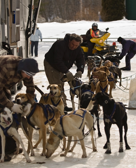 2009-03-14, Competition de traineaux a chiens au Bec-scie (150533).jpg - Dans le stationnement